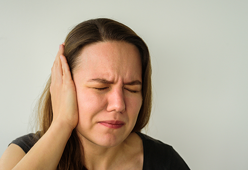 fülgyulladás miatt fülét fájlaló páciens